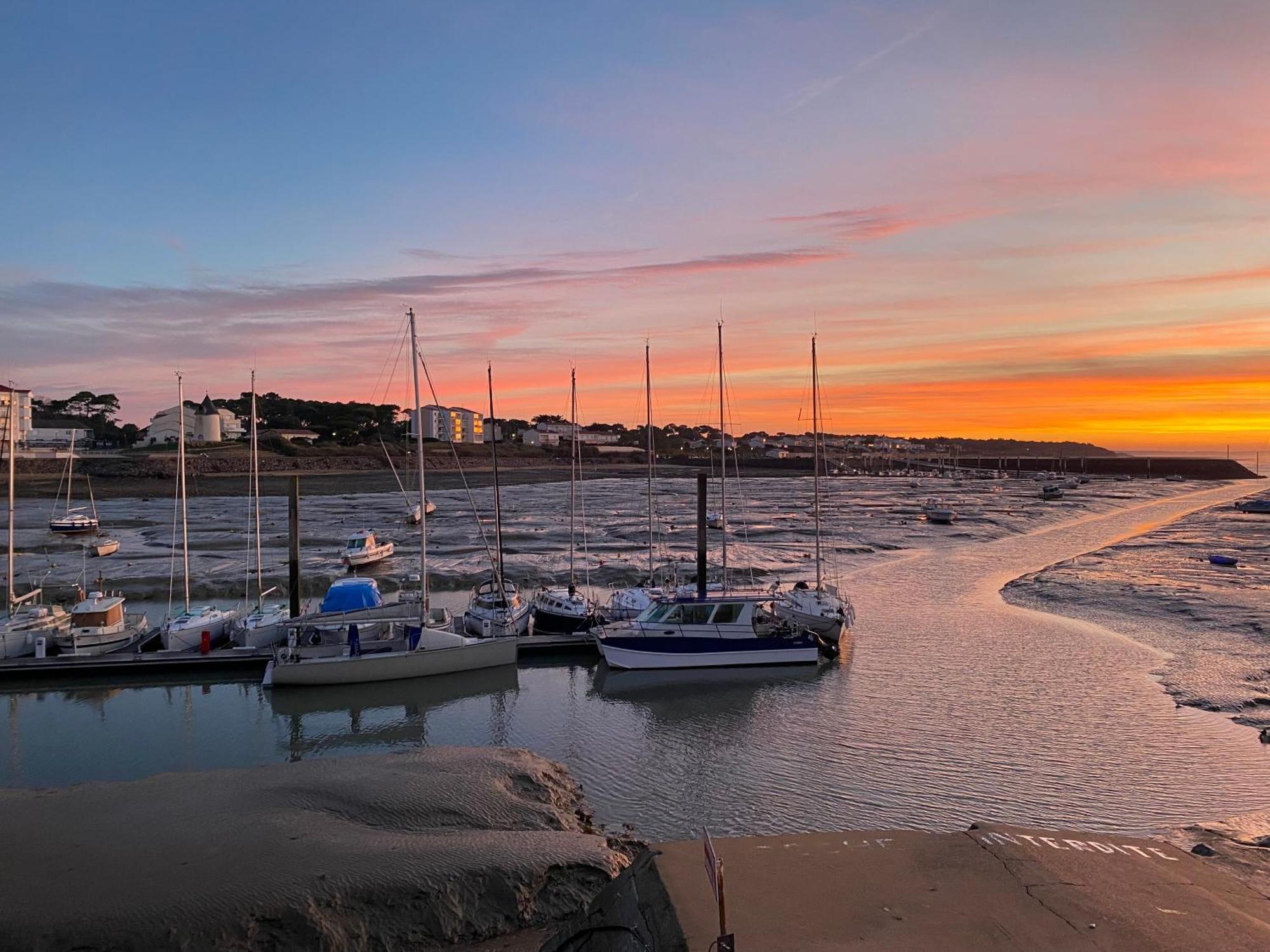 Appartement Vue Sur Mer Et Le Port Jard-sur-Mer Exteriör bild